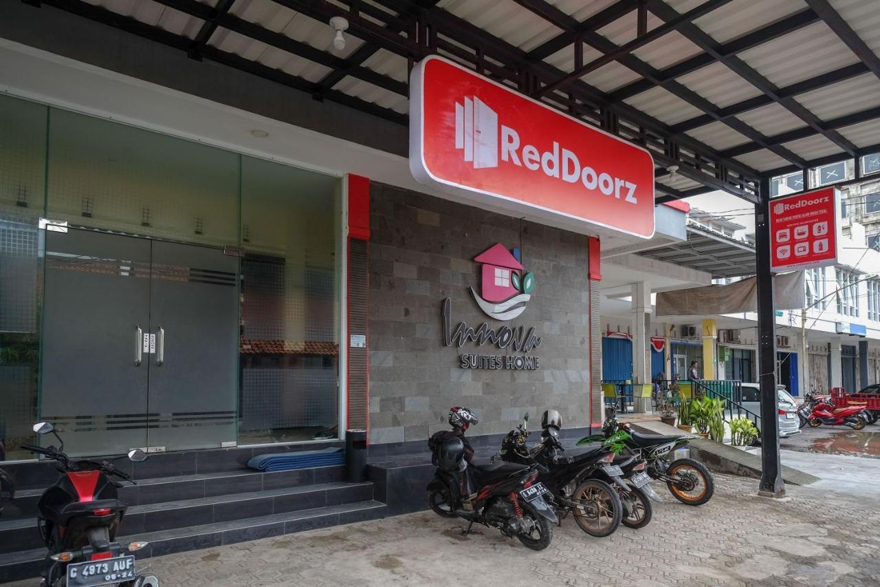 Отель Reddoorz Near Taman Pantai Alam Indah Tegal Тегал Экстерьер фото
